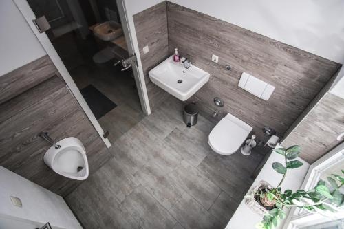 an overhead view of a bathroom with a toilet and sink at Exklusive Ferienwohnung im Zentrum von Plauen in Plauen