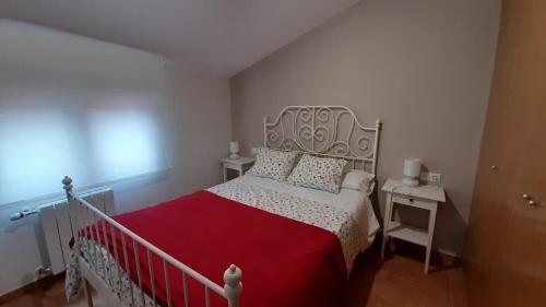 una camera con un letto bianco e una coperta rossa di Caudiel Entre Sierras a Caudiel