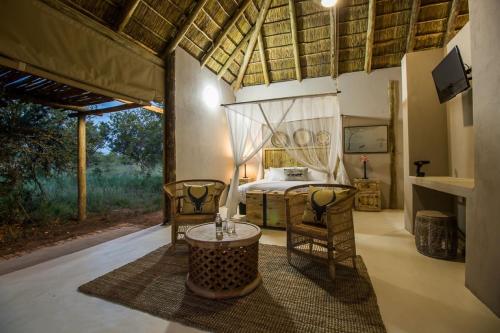Televisyen dan/atau pusat hiburan di LookOut Safari Lodge