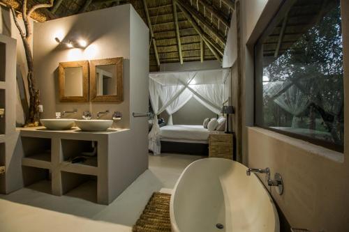 Bilik mandi di LookOut Safari Lodge