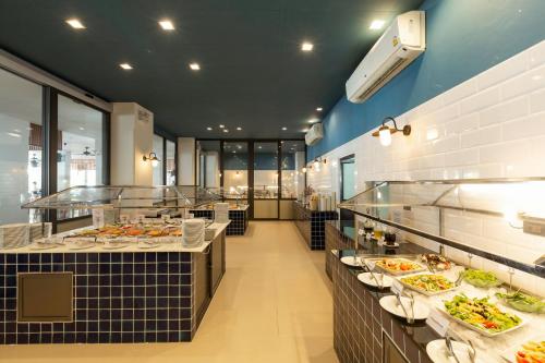 un buffet proposant de nombreux types de plats différents dans l'établissement Sunwing Kamala Beach, à Kamala Beach
