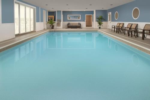 a large pool with blue water in a hotel room at Avenue Inn & Spa in Rehoboth Beach