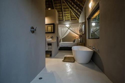 Bilik mandi di LookOut Safari Lodge