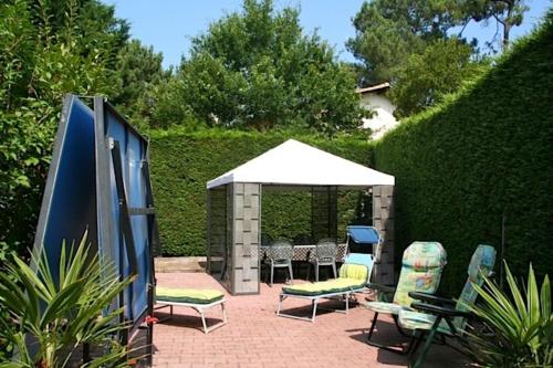 Photo de la galerie de l'établissement Holiday house with garden and terrace close to the ocean in Lacanau-Ocean, à Lacanau