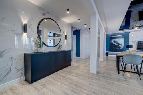 a lobby with a mirror and a dining room at Apartamenty Rondo in Świnoujście