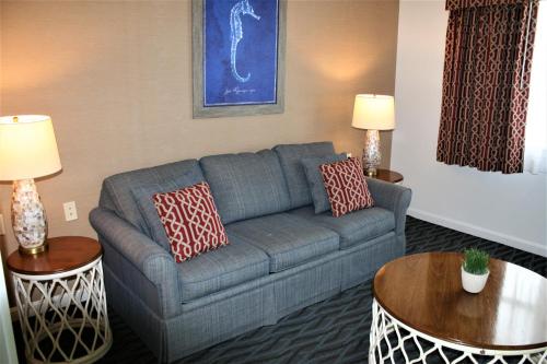 a living room with a couch in a hotel room at Avenue Inn & Spa in Rehoboth Beach