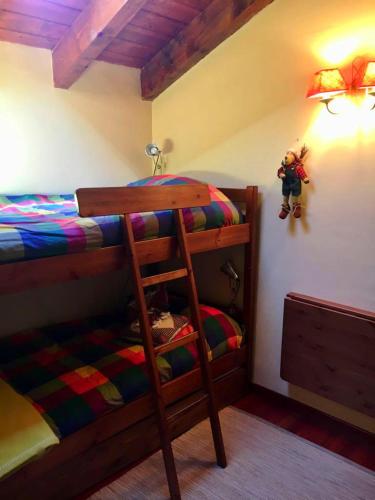 a bedroom with a bunk bed with a ladder at Casa adosada con piscina en Agoustrina in Angoustrine