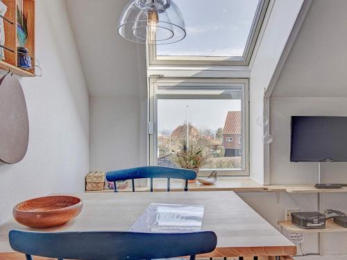 - un salon avec une table et une fenêtre dans l'établissement 4 person holiday home in Gudhjem, à Gudhjem