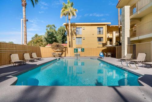a swimming pool in front of a building at La Quinta Inn by Wyndham Phoenix Sky Harbor Airport in Tempe