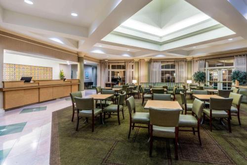 um restaurante com mesas e cadeiras num quarto em La Quinta by Wyndham Phoenix West Peoria em Peoria