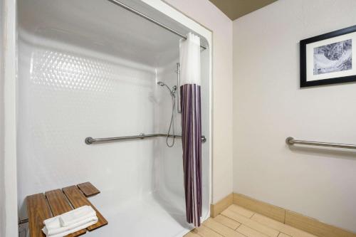ห้องน้ำของ La Quinta Inn by Wyndham North Myrtle Beach