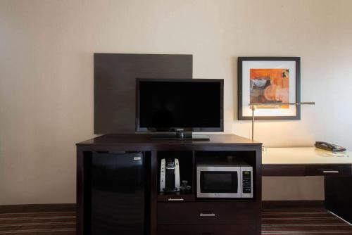 Кухня или мини-кухня в La Quinta by Wyndham Harrisburg-Hershey

