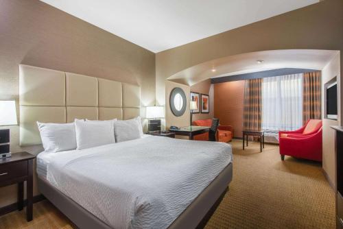 Кровать или кровати в номере La Quinta by Wyndham Harrisburg-Hershey