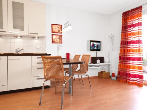 - une cuisine et une salle à manger avec une table et des chaises dans l'établissement Landhaus Residenz Kirchsee Ostseetraum, à Poel