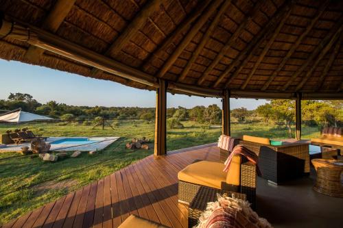 Kolam renang di atau dekat dengan LookOut Safari Lodge