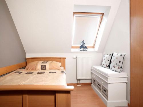 Schlafzimmer mit einem Bett und einem Fenster in der Unterkunft Inselhäuser Kaltenhof Inselhaus Poel 2 in Insel Poel