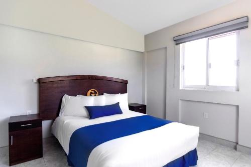 Кровать или кровати в номере Grand View Suites