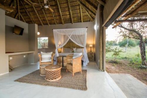 Ruang duduk di LookOut Safari Lodge