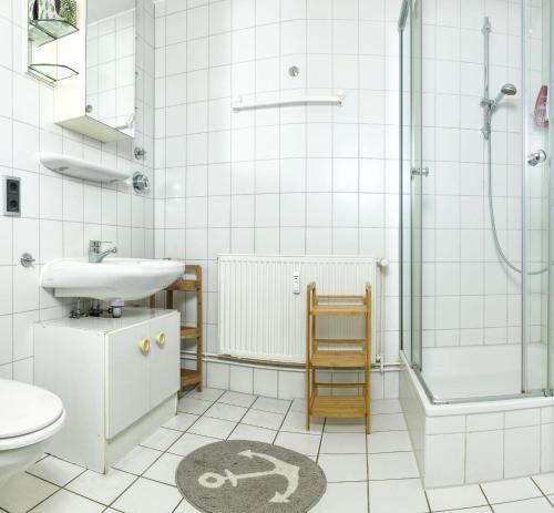 y baño con lavabo y ducha. en Appartements Am Reiterhof Am Reitstall, en Poel