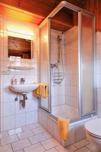 a bathroom with a shower and a sink at Gästehaus Fidelis in Grafenwiesen