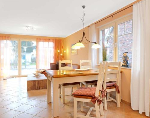 a kitchen and dining room with a table and chairs at Doppelhäuser Timmendorf Strand Haus Ruh di ut in Timmendorf