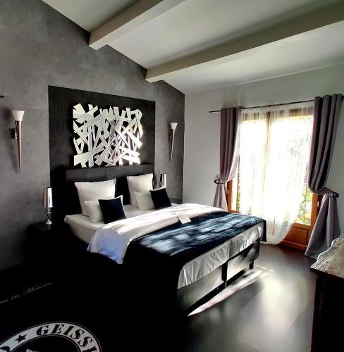 une chambre avec un grand lit et une fenêtre dans l'établissement Maison Prestige Saint Tropez by Roberto Geissini, à Grimaud