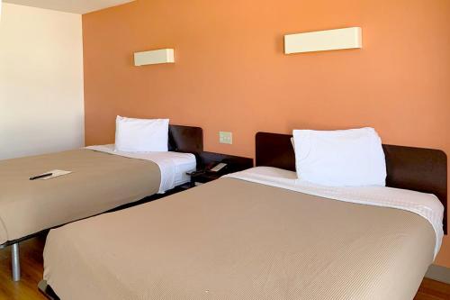 Postel nebo postele na pokoji v ubytování Motel 6 Cameron MO