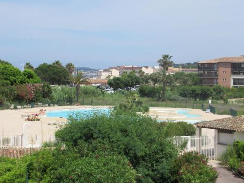 une vue d'une piscine dans un complexe hôtelier dans l'établissement golf de saint tropez, à Gassin