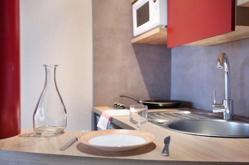 Kuchyň nebo kuchyňský kout v ubytování Suite-Home Orléans-Saran