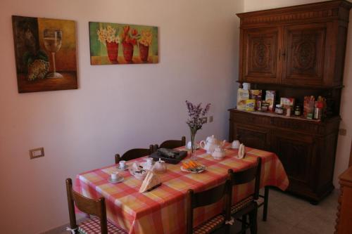 een eettafel met een rode en gele tafelkleed bij Maison De Lussy in Piazza Armerina