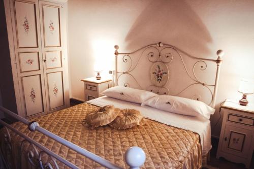 a bedroom with a bed with two cats laying on it at Casalantico in Corinaldo