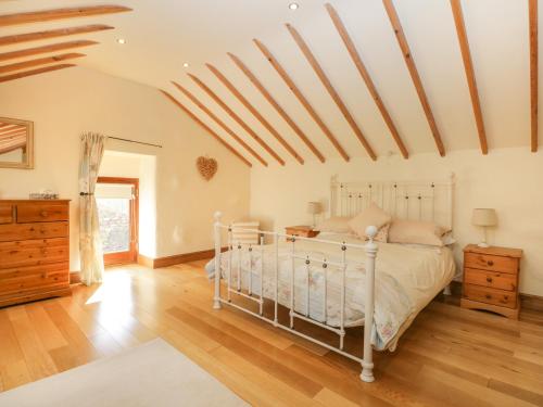 Een bed of bedden in een kamer bij Ashtree Barn