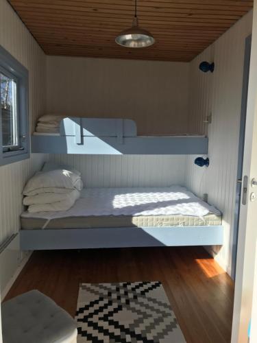 En eller flere senge i et værelse på Hyggeligt sommerhus i Ebeltoft, tæt på strand og skov.