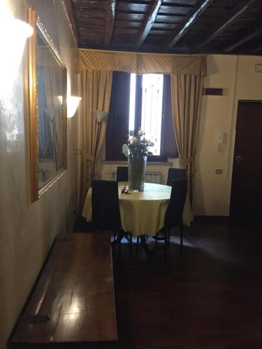 uma mesa de jantar com um vaso de flores em Domus Julia em Roma