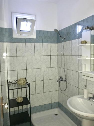 ein Badezimmer mit Dusche und Waschbecken in der Unterkunft Dimeli in Litochoro