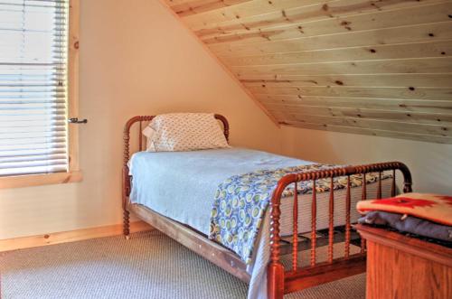 מיטה או מיטות בחדר ב-Rural Farmhouse Cabin on 150 Private Wooded Acres!