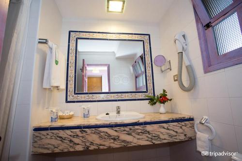 プラヤ・デル・イングレスにあるHotel Parque Tropicalのバスルーム(洗面台、鏡付)