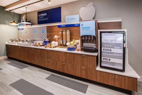 a apple store with a counter with an appleasteryasteryasteryasteryasteryasteryastery at Holiday Inn Express Covington-Madisonville, an IHG Hotel in Covington