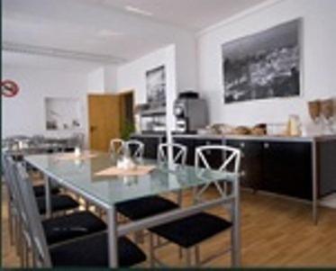 une salle à manger avec une table et des chaises en verre dans l'établissement Donatus Hotel, à Brauweiler