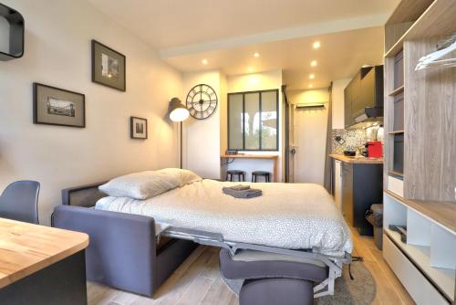 une salle d'hôpital avec un lit et une table dans l'établissement Studio 24h 24h Parking Terrasse Internet, à Toulouse