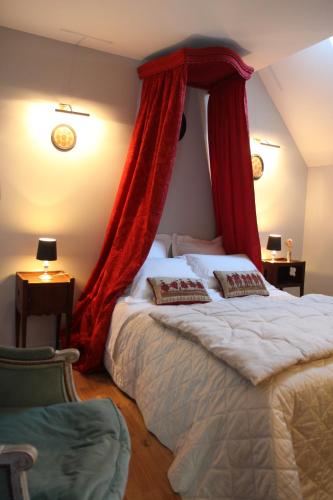 A bed or beds in a room at Gîte de Montecler