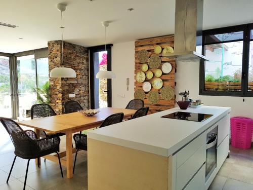 A kitchen or kitchenette at Exclusiva casa de lujo en Agua Amarga