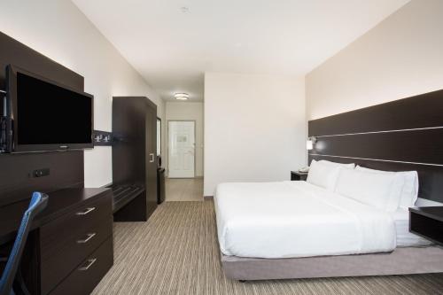 Postel nebo postele na pokoji v ubytování Holiday Inn Express Hotel & Suites Fort Collins by IHG