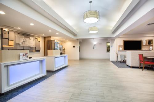 Kuchyň nebo kuchyňský kout v ubytování Holiday Inn Express Hotel & Suites Fort Collins by IHG