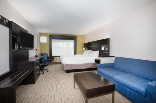 En eller flere senge i et værelse på Holiday Inn Express Hotel & Suites Fort Collins, an IHG Hotel
