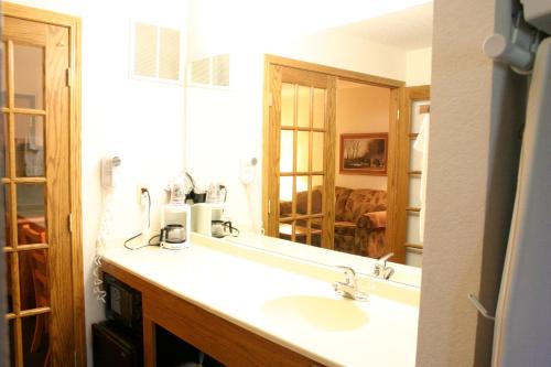 Et badeværelse på AmericInn by Wyndham Cedar Falls