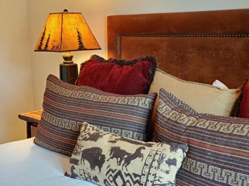 Parkway Inn of Jackson Holeにあるベッド