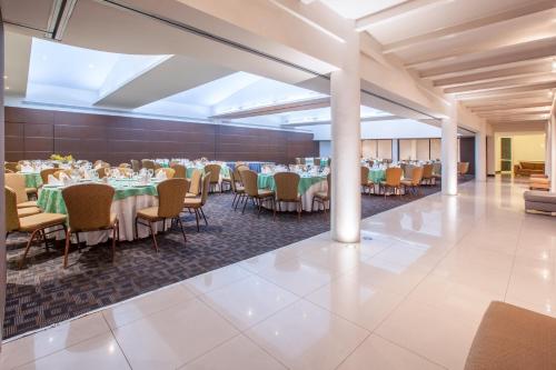 a banquet hall with tables and chairs in a room at Crowne Plaza Villahermosa by IHG in Villahermosa