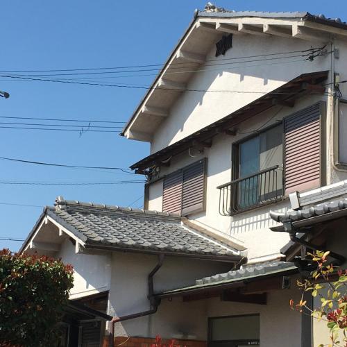 a white house with a window and a balcony at Villa Hineno / Vacation STAY 79056 in Izumi-Sano