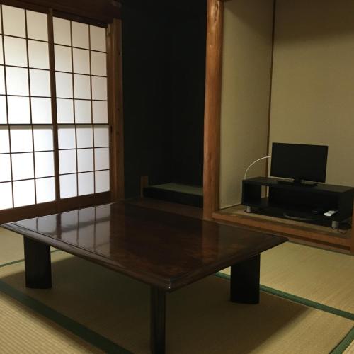 Habitación con banco de madera y espejo. en Villa Hineno / Vacation STAY 79056 en Izumi-Sano